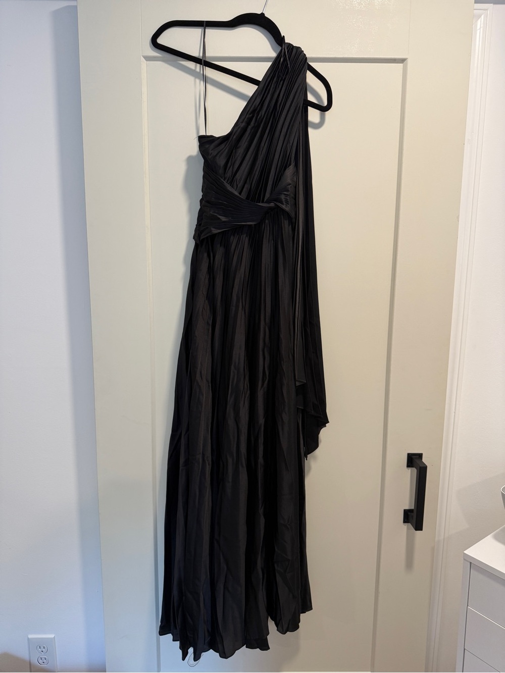 Selfie Leslie One-Shoulder Black Pleated Evening Gown